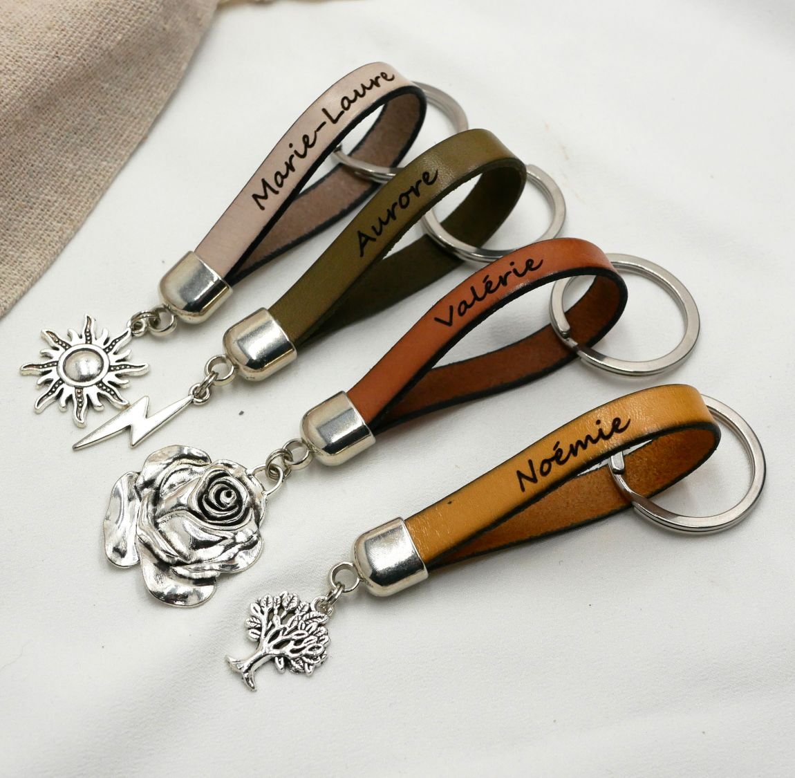 Leren sleutelhanger te personaliseren door gravure met hanger naar keuze