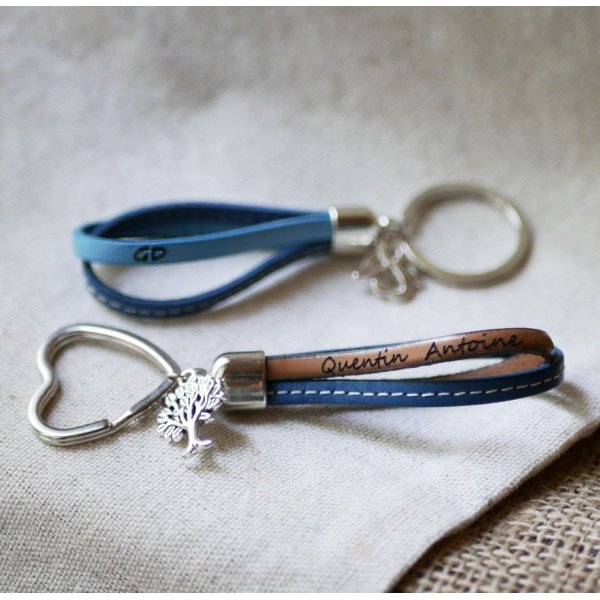 Dubbele lederen sleutelhanger te personaliseren door gravure met hanger naar keuze