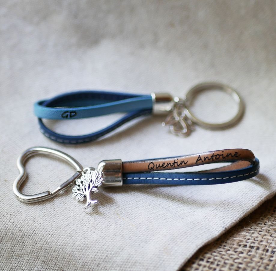 Dubbele lederen sleutelhanger te personaliseren door gravure met hanger naar keuze