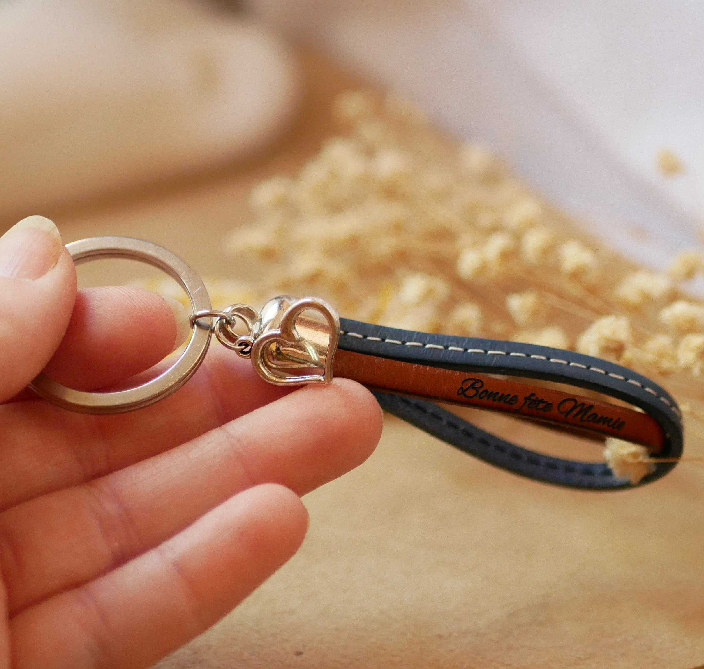 Dubbele lederen sleutelhanger te personaliseren door gravure met hanger naar keuze
