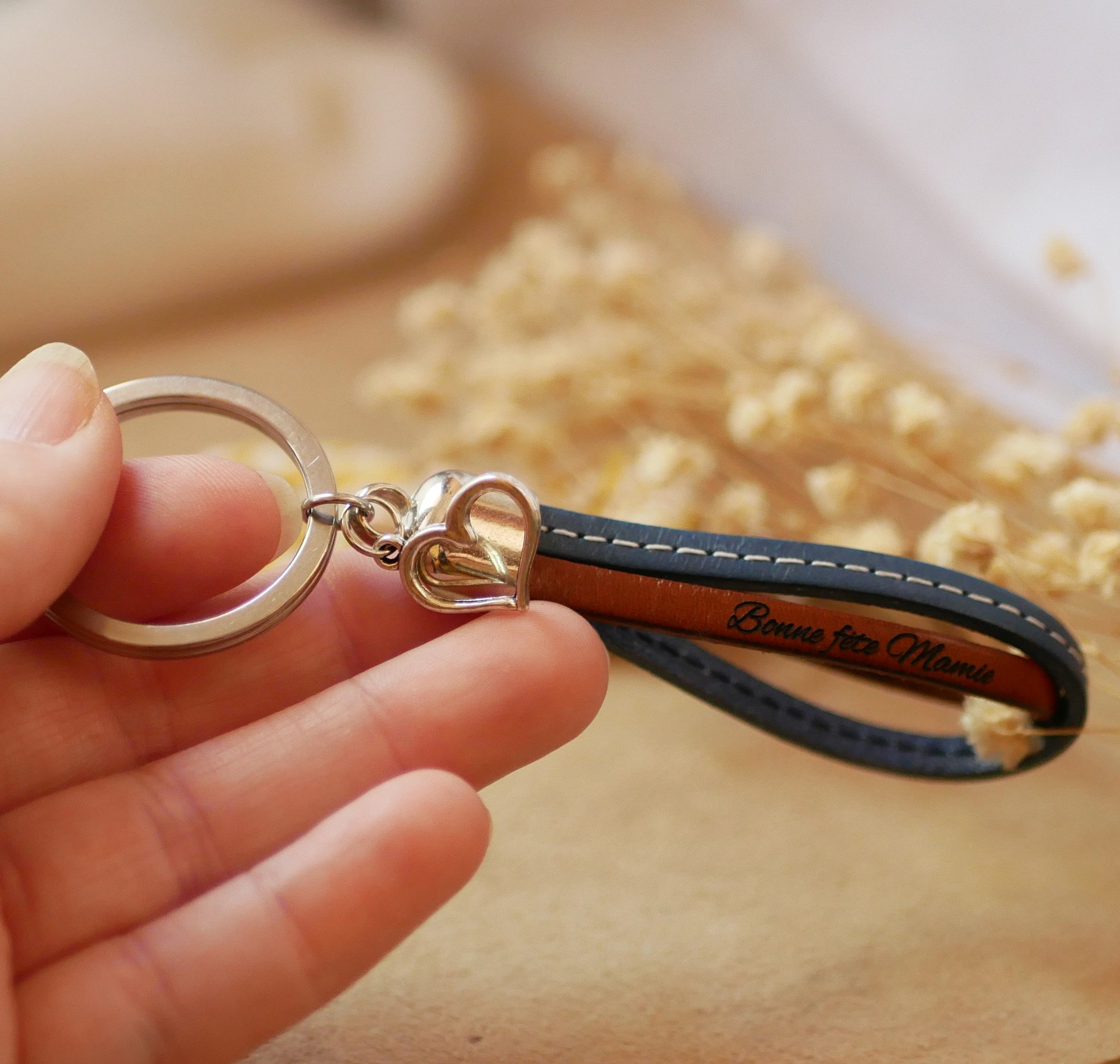 Dubbele lederen sleutelhanger te personaliseren door gravure met hanger naar keuze