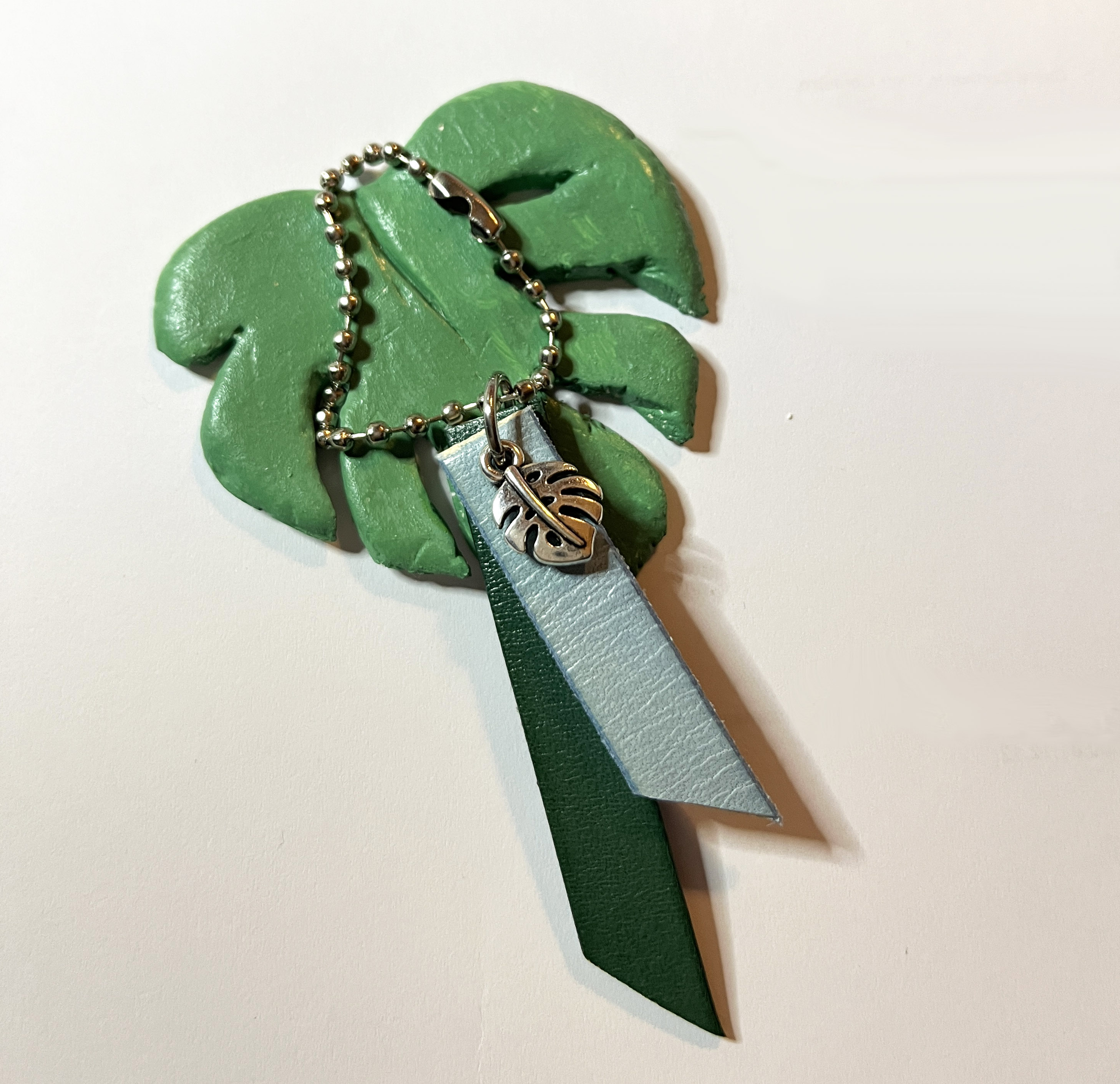 Porte-clefs duo de cuirs et charme personnalisable par gravure