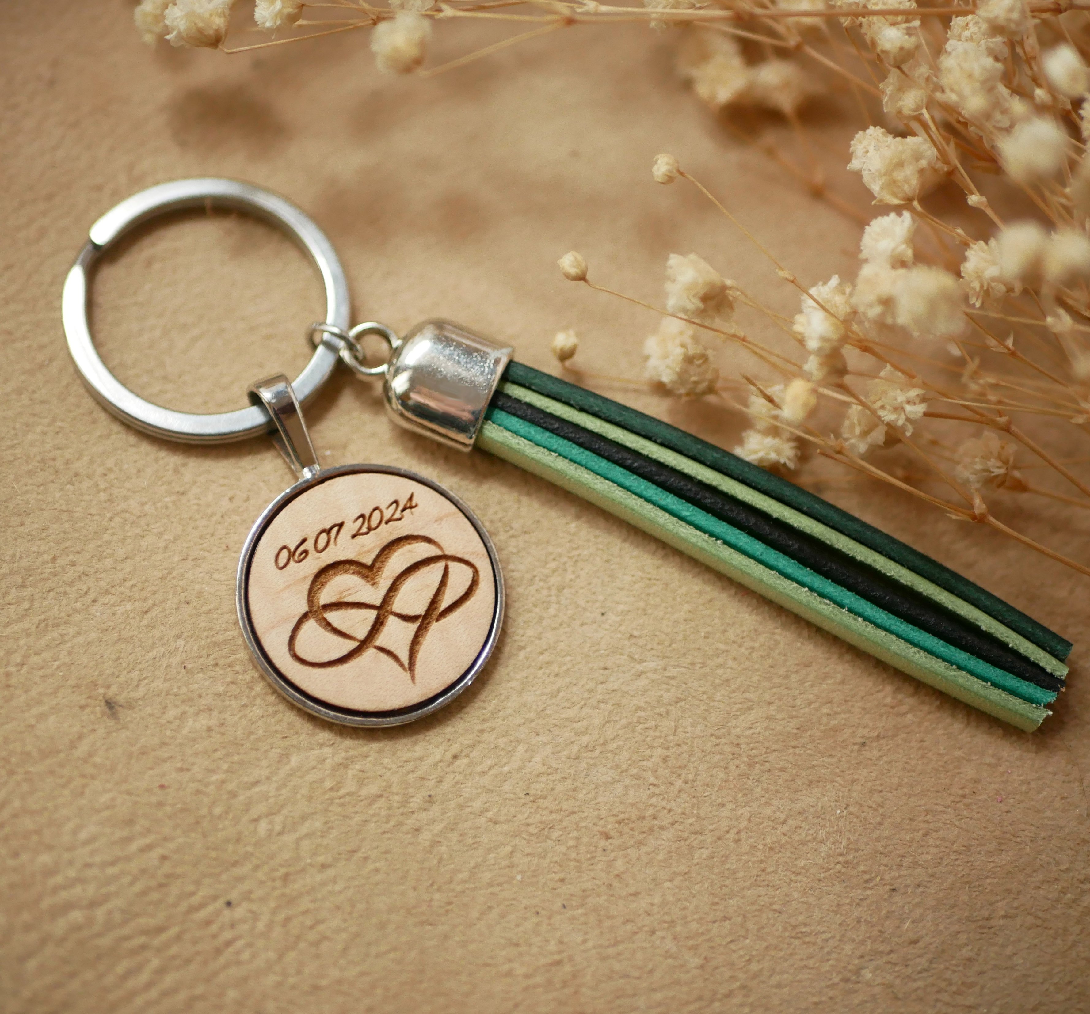 Op maat gemaakte sleutelhanger van leer en hout met leren pompon en gegraveerde cabochon