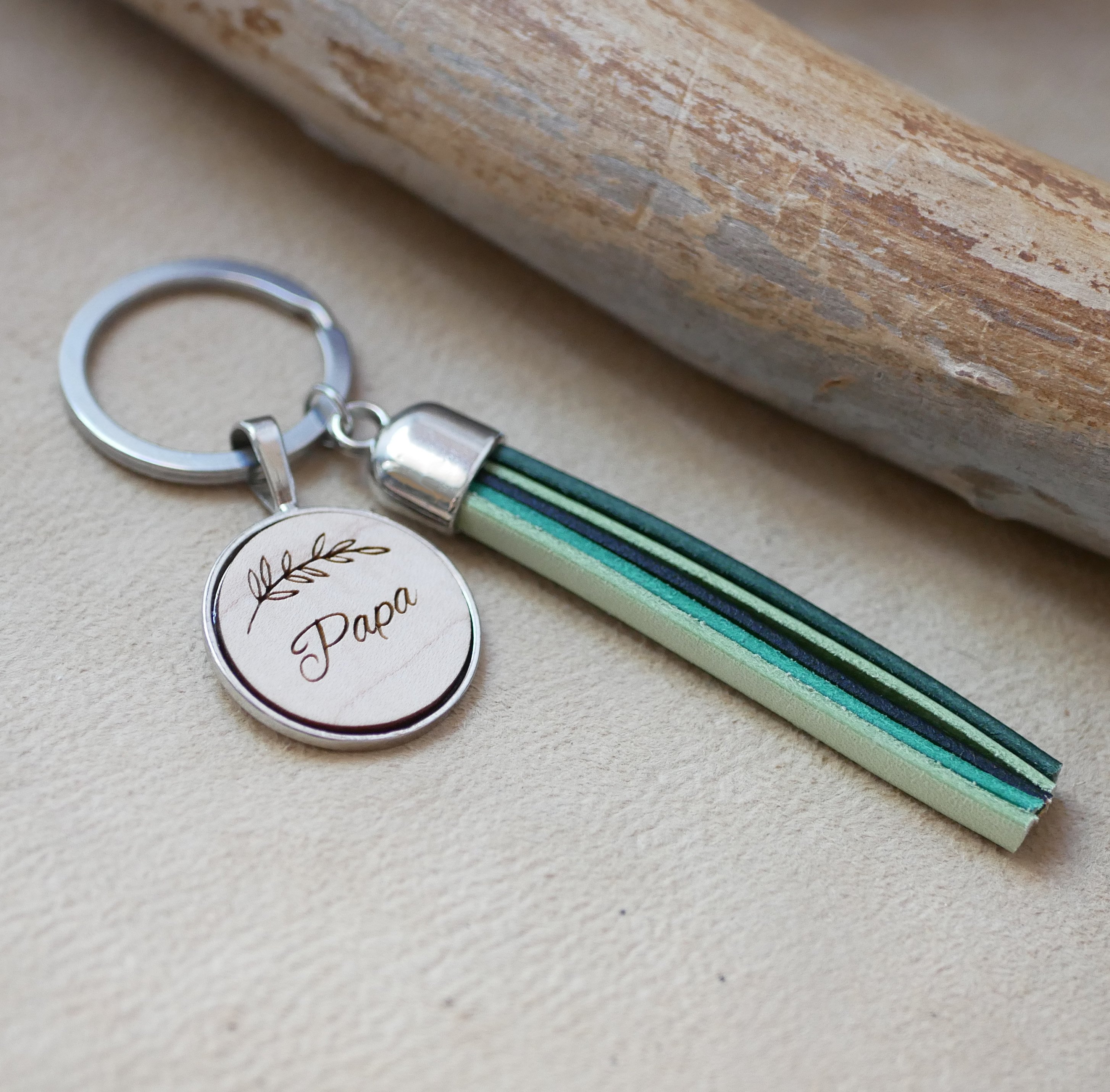 Op maat gemaakte sleutelhanger van leer en hout met leren pompon en gegraveerde cabochon