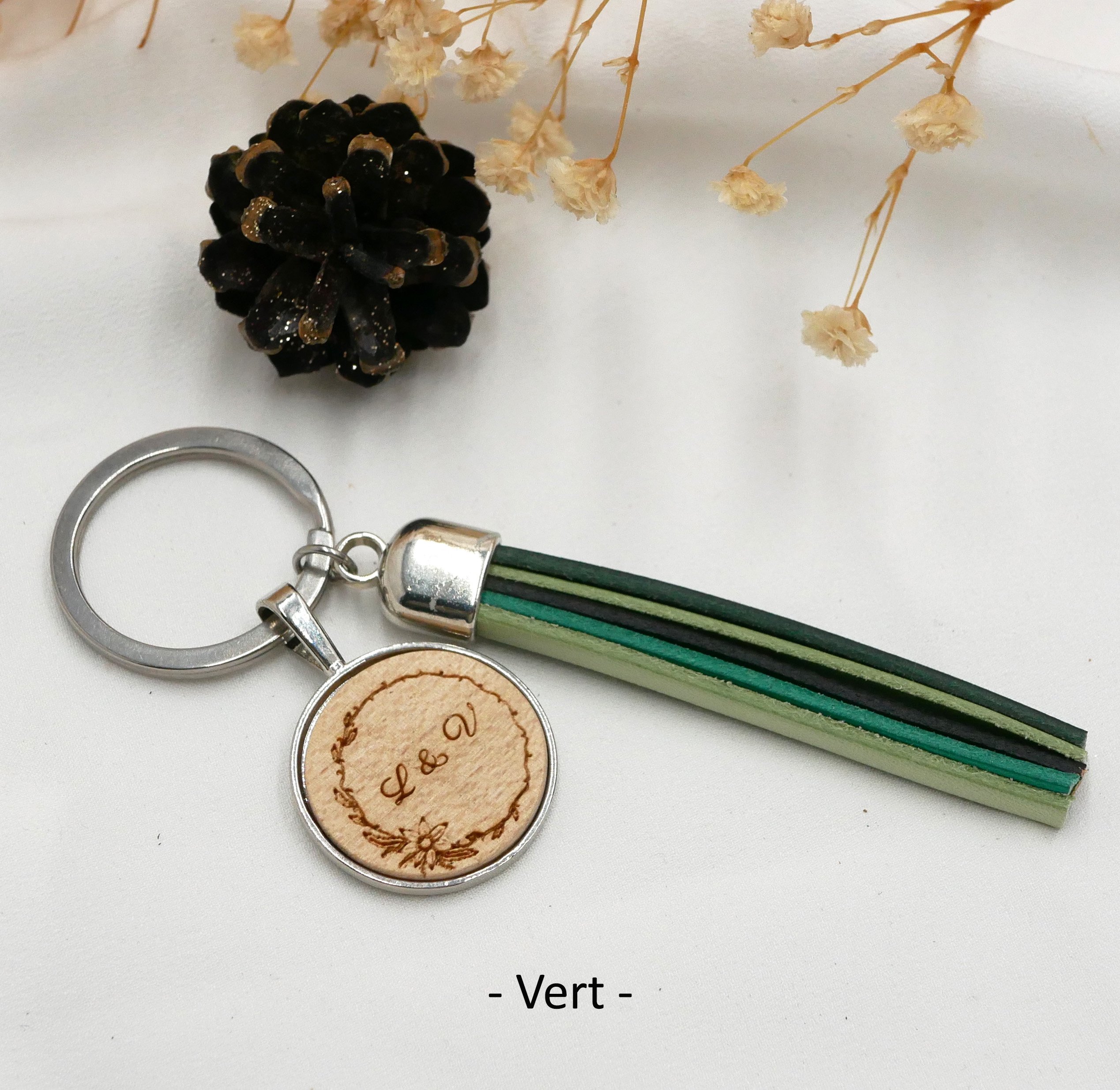 Op maat gemaakte sleutelhanger van leer en hout met leren pompon en gegraveerde cabochon