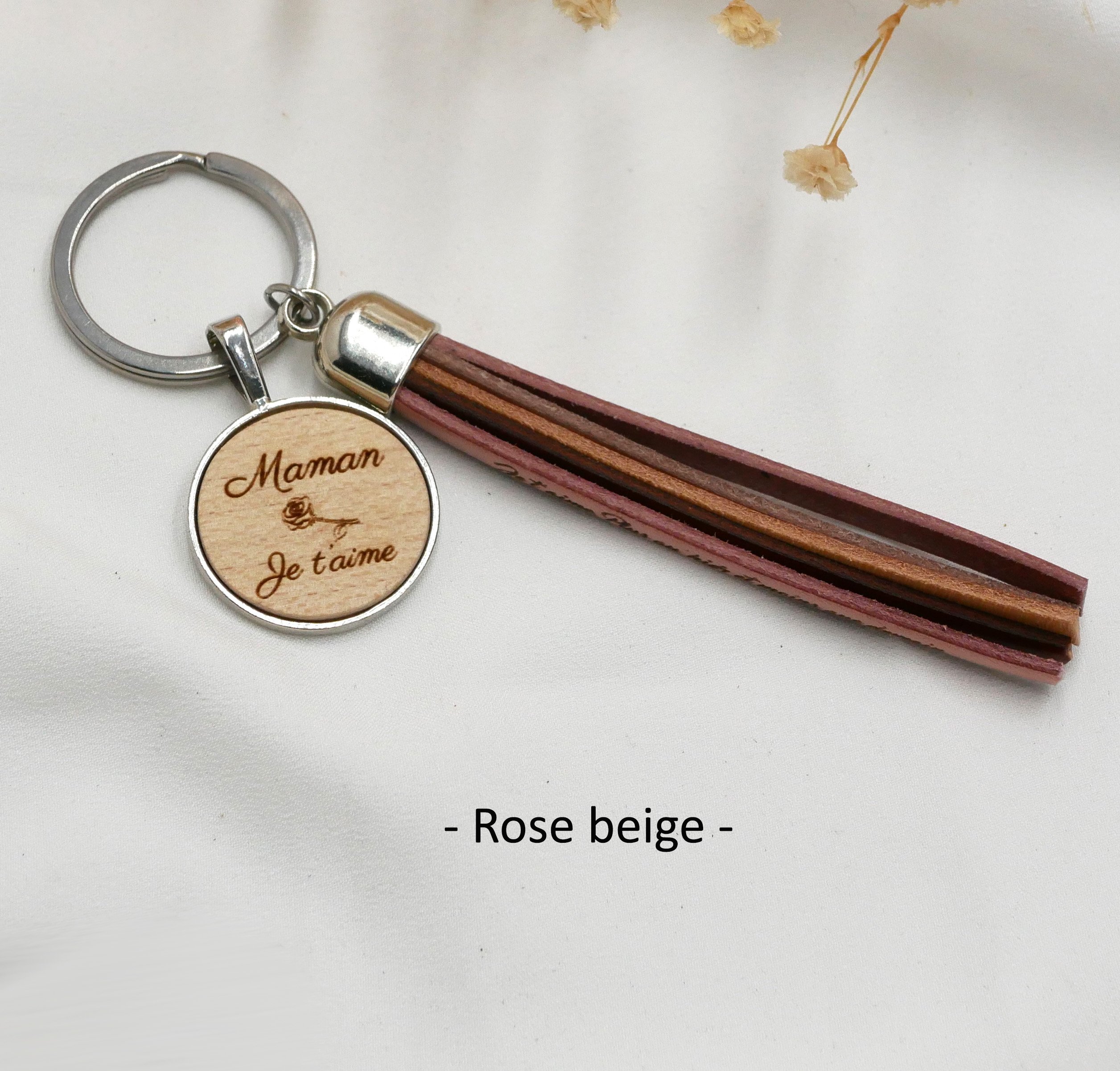 Op maat gemaakte sleutelhanger van leer en hout met leren pompon en gegraveerde cabochon