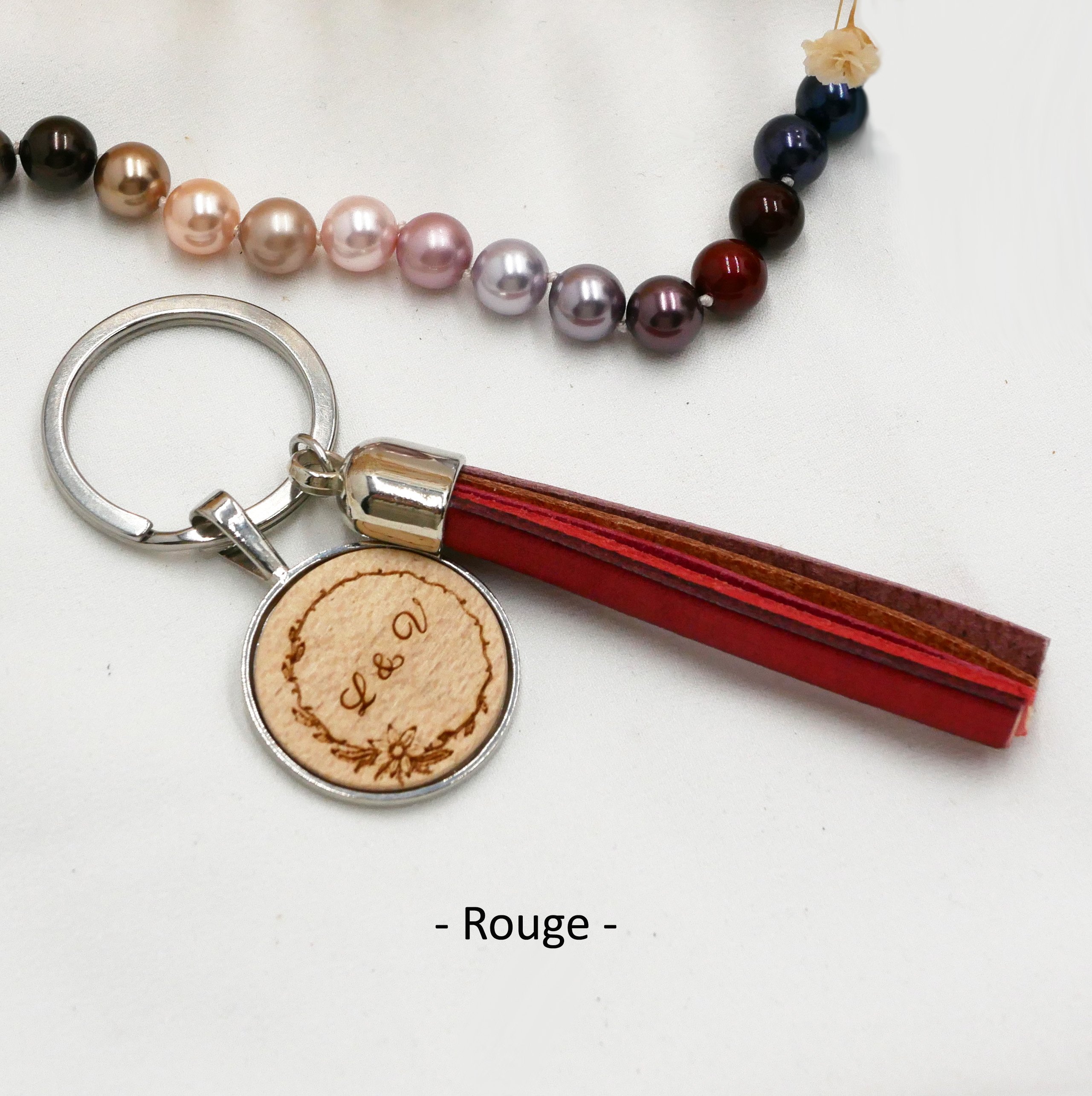 Op maat gemaakte sleutelhanger van leer en hout met leren pompon en gegraveerde cabochon