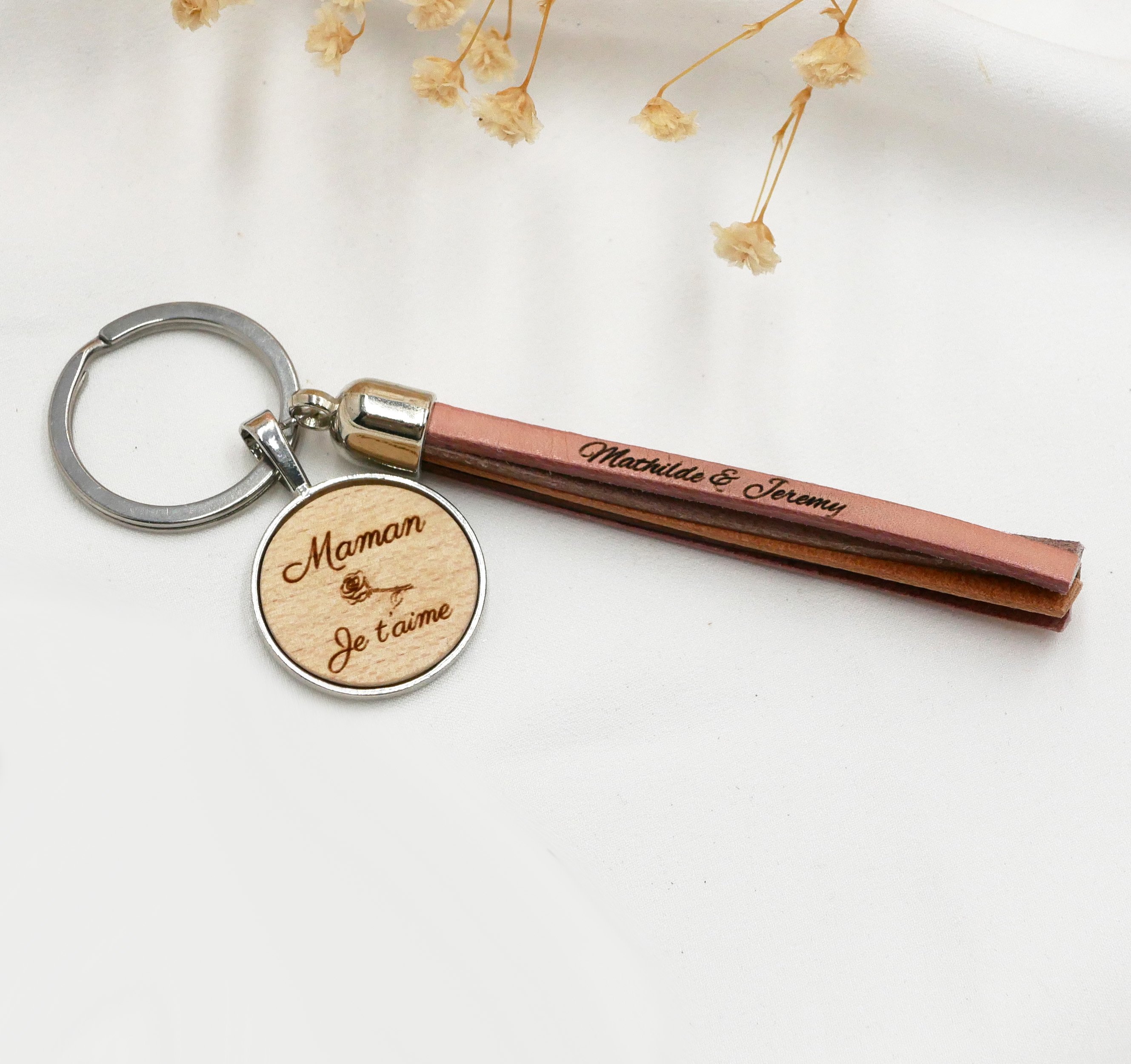 Op maat gemaakte sleutelhanger van leer en hout met leren pompon en gegraveerde cabochon