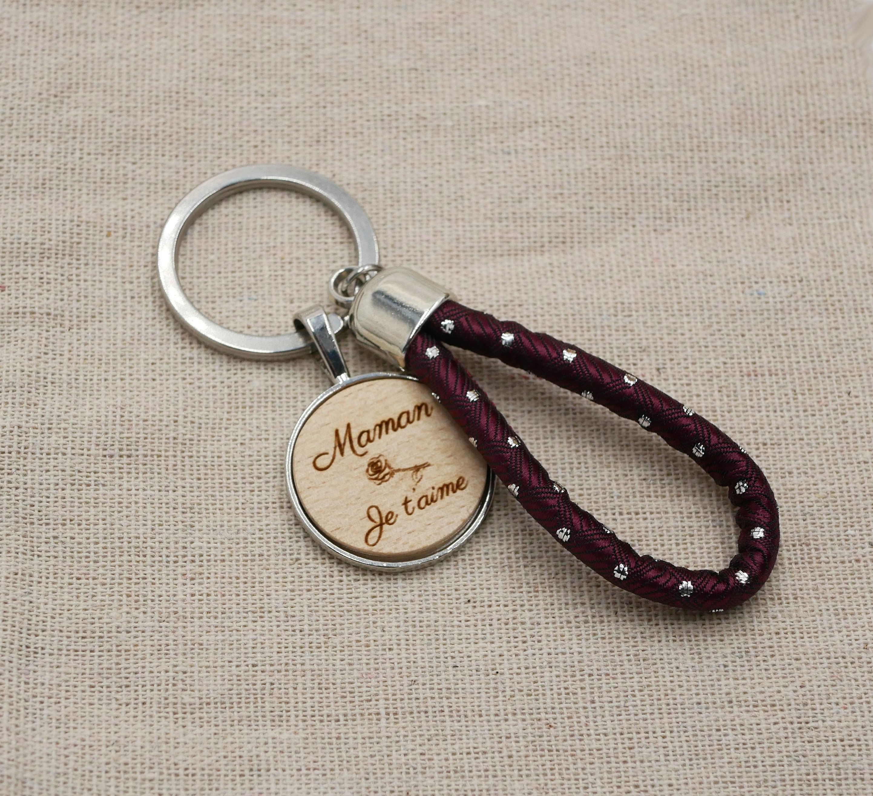 Gepersonaliseerde gegraveerde houten cabochonsleutelhanger en touwlus in verschillende kleuren