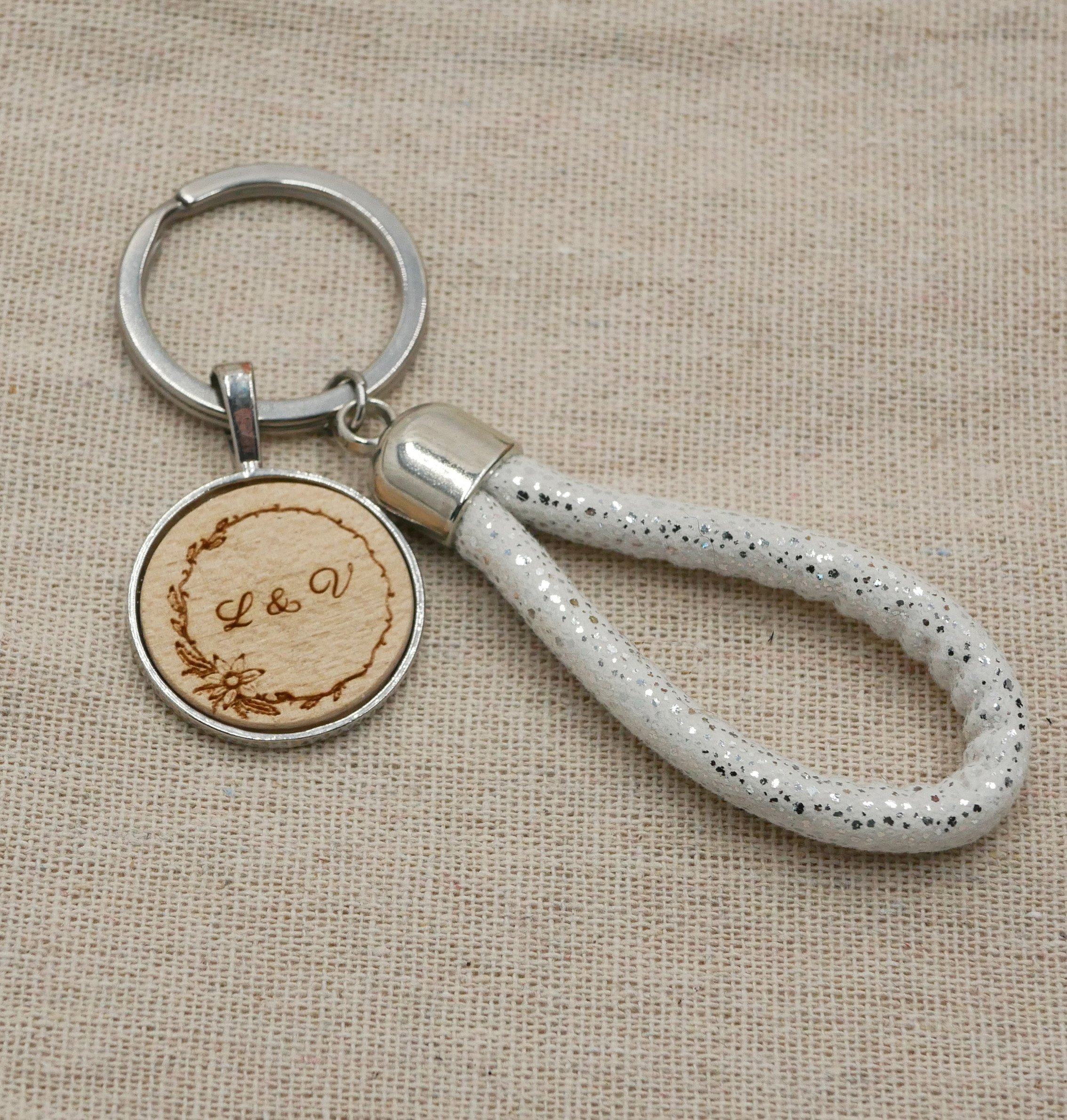 Gepersonaliseerde gegraveerde houten cabochonsleutelhanger en touwlus in verschillende kleuren