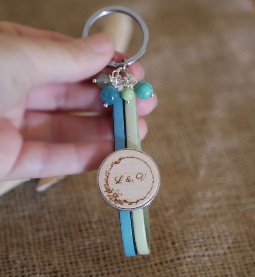Dubbele lederen sleutelhanger met gepersonaliseerde houten kap
