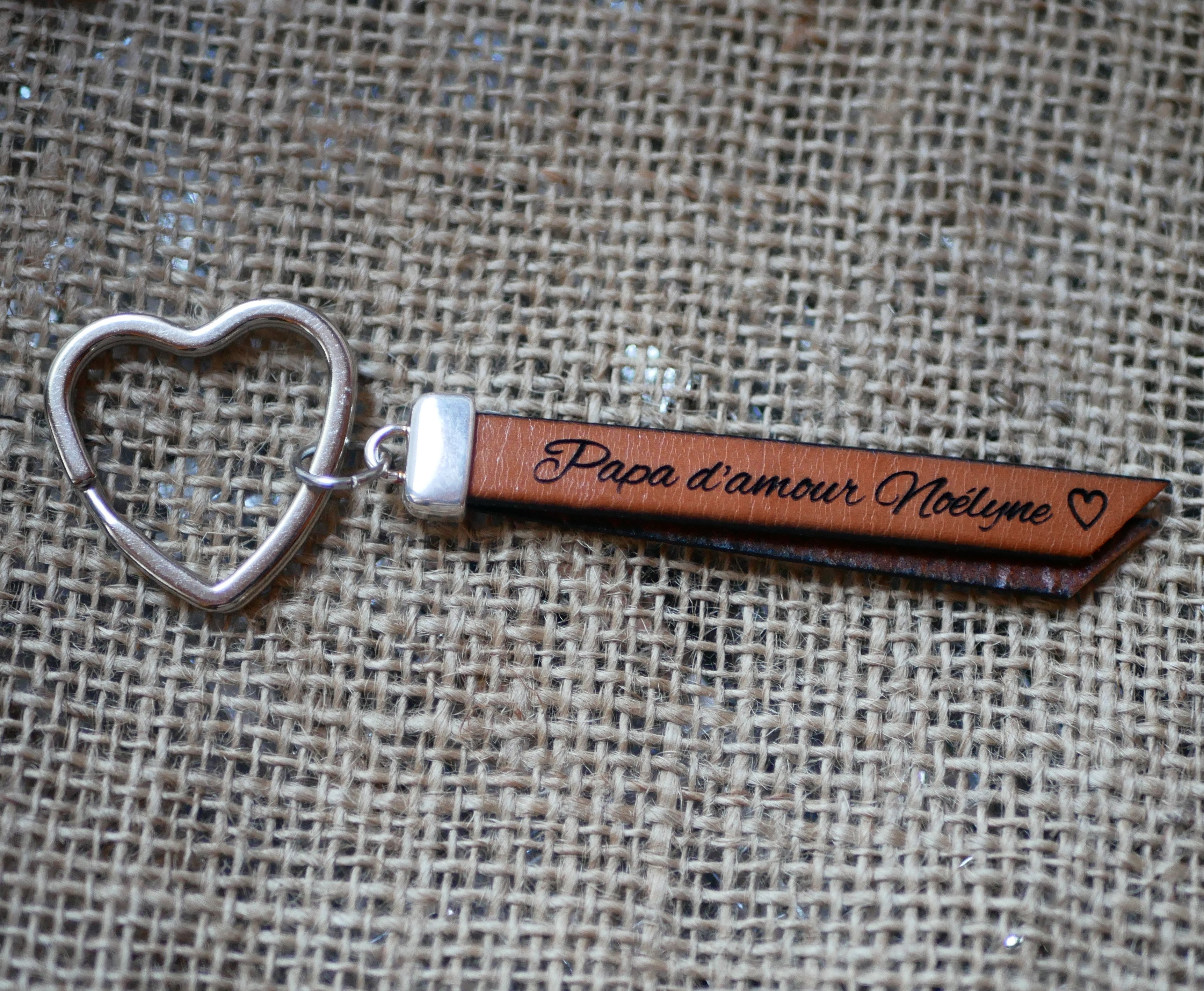 Dubbele platte leren sleutelhanger om te personaliseren met een naam, telefoon of boodschap