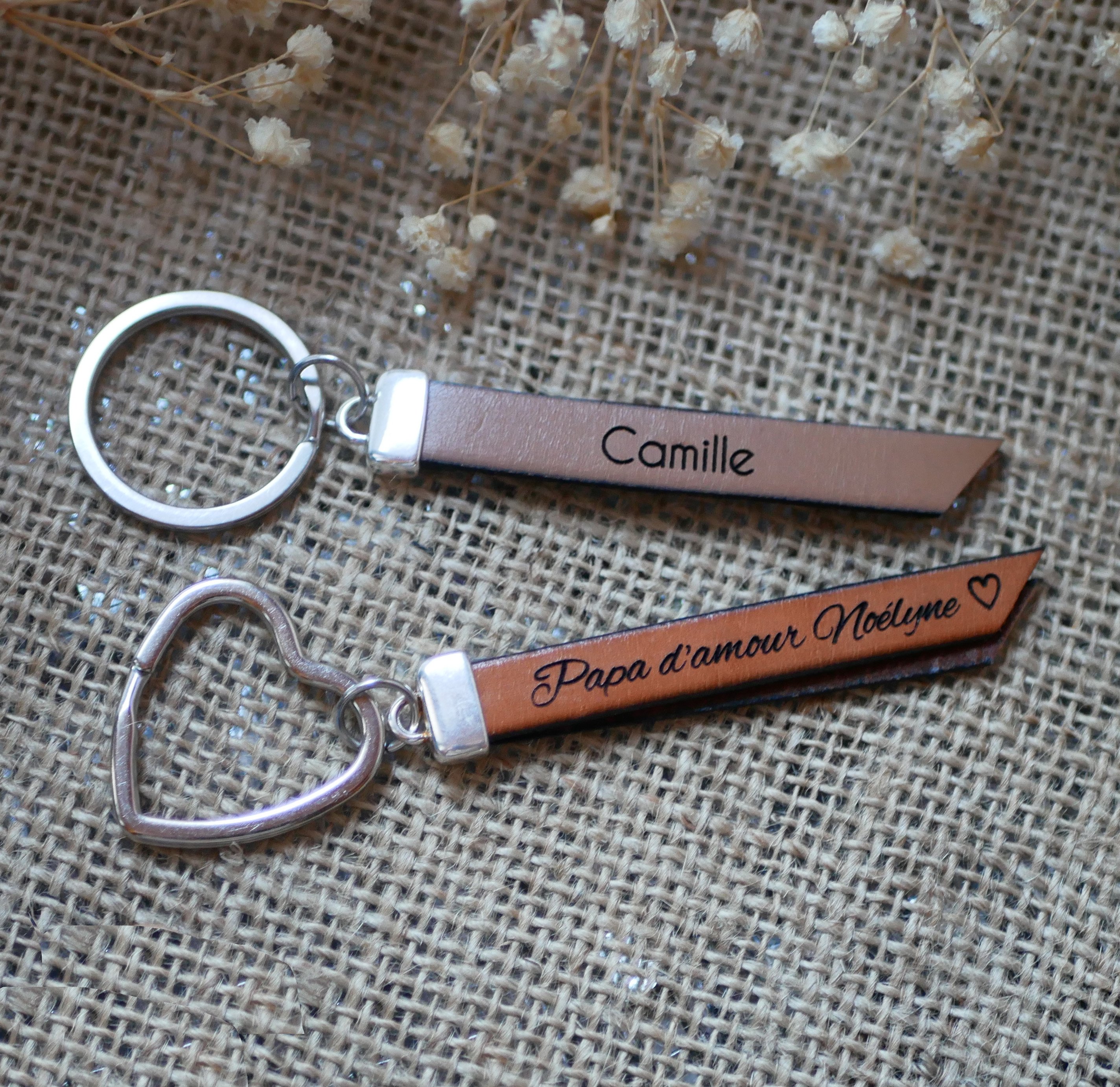 Dubbele platte leren sleutelhanger om te personaliseren met een naam, telefoon of boodschap