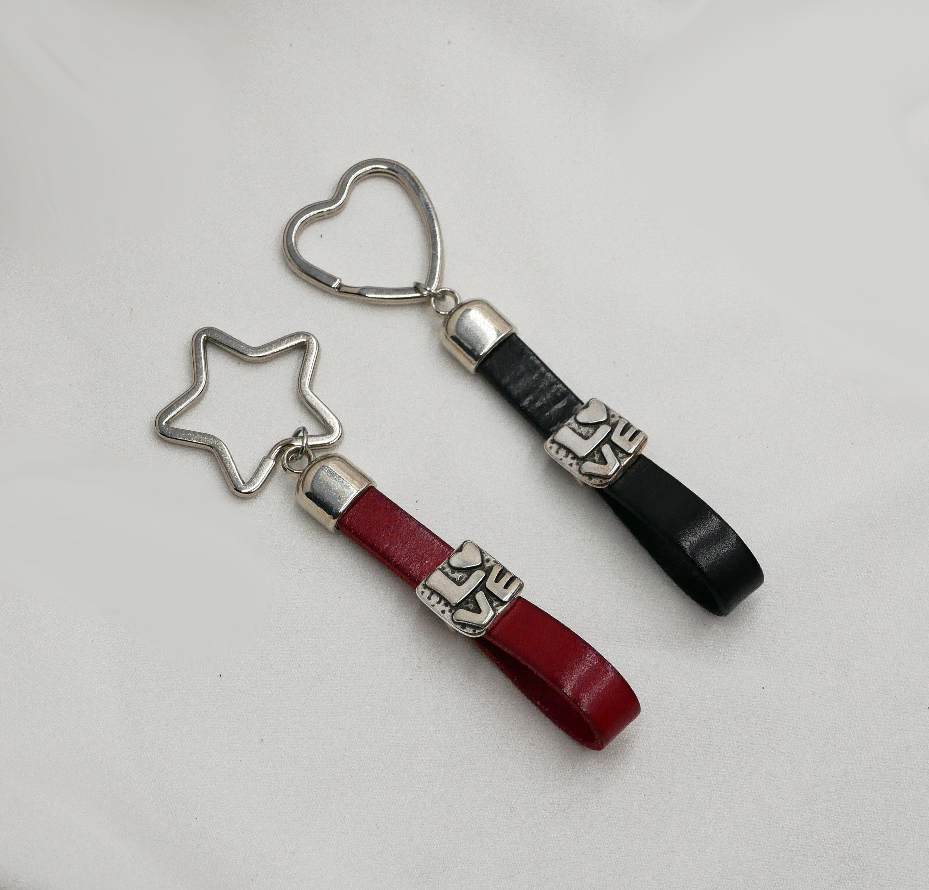 Sleutelhanger van liefdesleer, personaliseerbaar met Valentijnsgravure