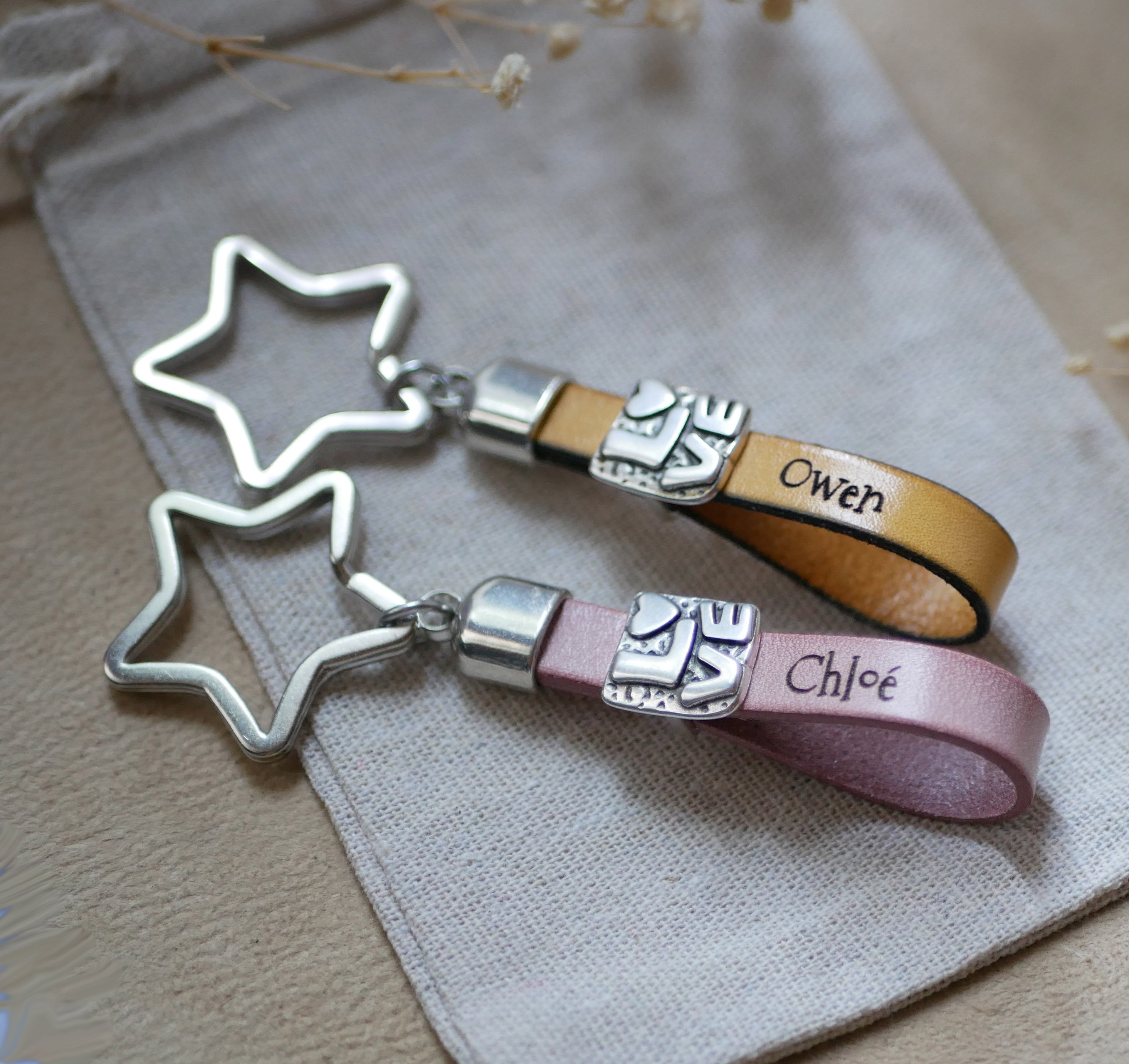 Sleutelhanger van liefdesleer, personaliseerbaar met Valentijnsgravure