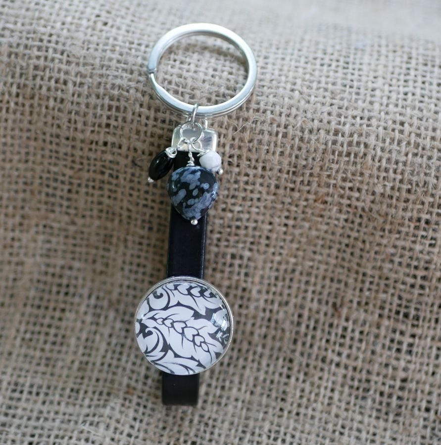 Leren sleutelhanger of tasjuweel, zwart-witte cabochon en parels