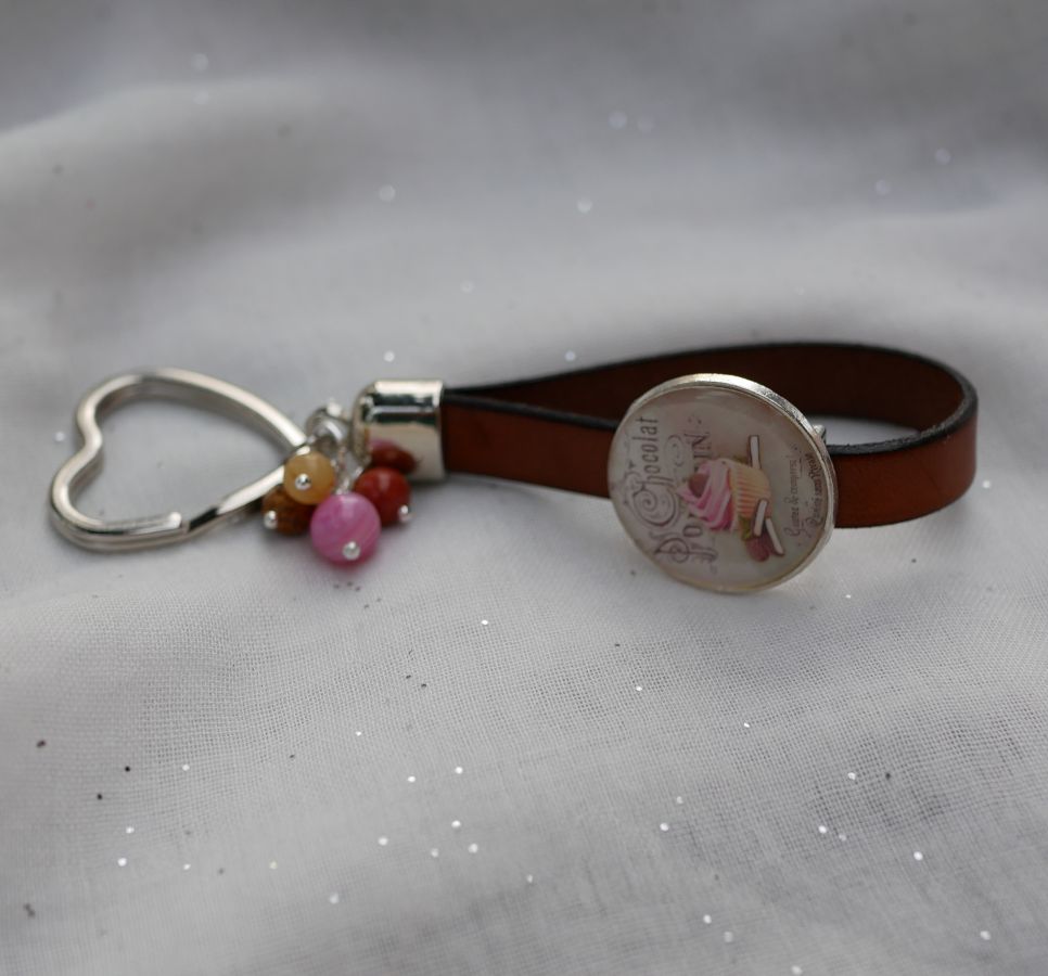 Sleutelhanger of tasjuweel van leer en parels met chocoladethema