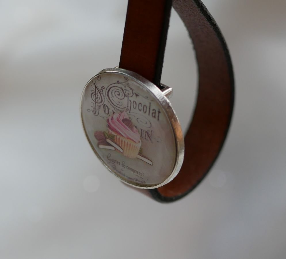 Sleutelhanger of tasjuweel van leer en parels met chocoladethema