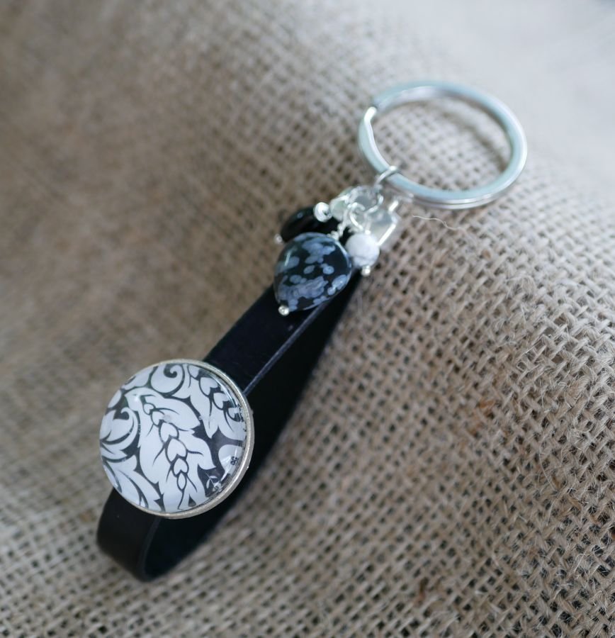 Leren sleutelhanger of tasjuweel, zwart-witte cabochon en parels