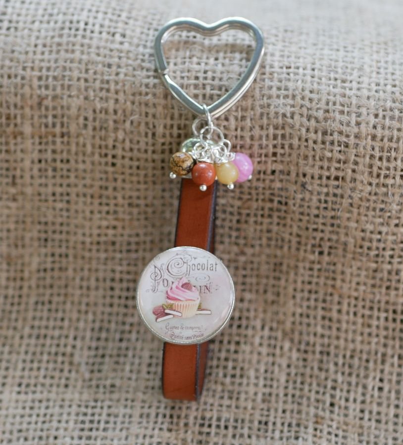 Sleutelhanger of tasjuweel van leer en parels met chocoladethema