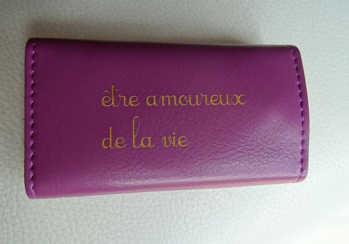 Paarse lederen portefeuille om te personaliseren