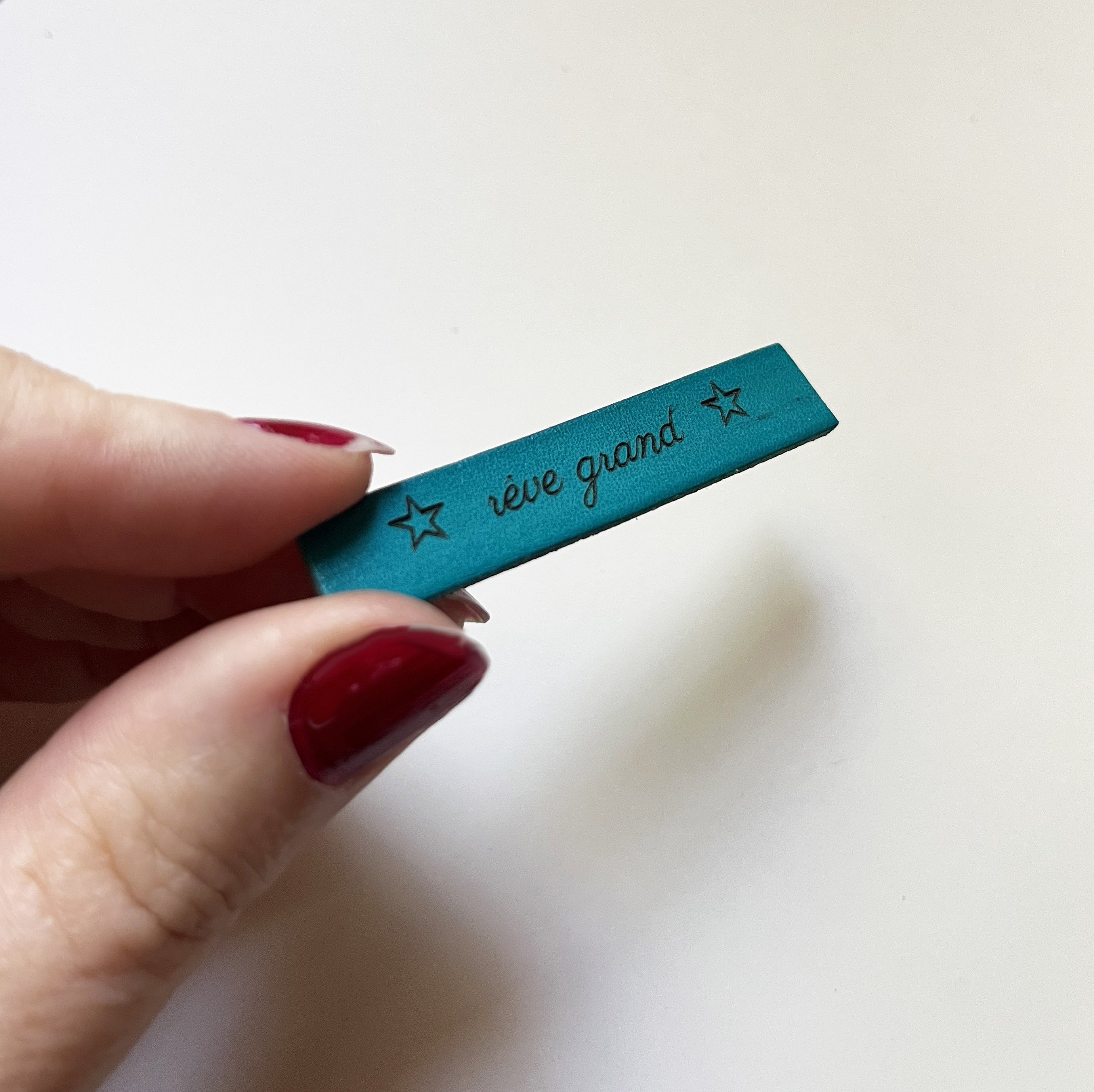 Magnet &agrave; messages en cuir grav&eacute; personnalis&eacute; 