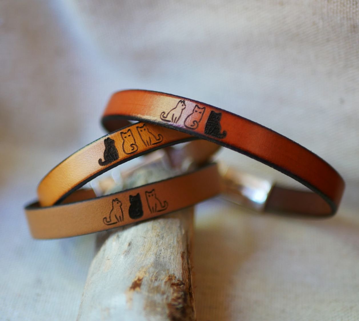 Trio lederen armbanden gepersonaliseerd door gravure met ontwerpen van uw keuze