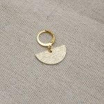 Solo halfronde gouden oorbel