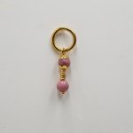 Solo oorbel met roze Rhodoniet parels en grote gouden ring