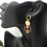 Solo oorbel met gouden hoepels en cirkels en roze Rhodoniet parel