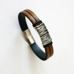 Bruine leren armband met gevlochten metalen voering en magnetische sluiting