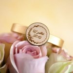 Leren armband met gegraveerde hout cabochon gezet in brons