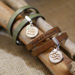Gepersonaliseerde dubbele lederen armband met houten cabochon om te graveren