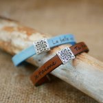 Lederen armband versierd met een Keltisch vierkant dat kan worden gepersonaliseerd door gravure