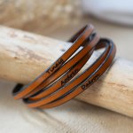 Fijne lederen 5-draaien armband voor mannen of vrouwen gegraveerd met voornamen