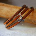 Armband met een 3-draads lederen hanger, personaliseerbaar door gravure