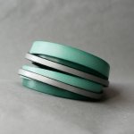 Op maat gemaakte dubbele manchet armband van groen en zilver leer  