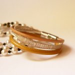Beige en gouden manchetarmband van meervoudig leer