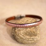 Damesarmband in roze metallic leer met zilveren kralen 