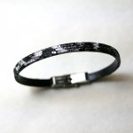 Damesarmband van fijn zwart leer met glittereffect