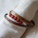 Bruin leder en rode parels armband voor vrouwen, een drievoudige draai om te personaliseren 