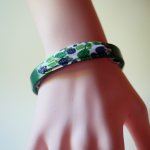 Flor&acirc;me armband met bramenfruit lint op groen leer