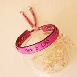Florâme gegraveerde Flex &amp; Chill armband met bevrijd bloemenlint op fuchsia leer