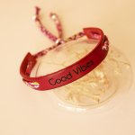 Florâme Good vibes gegraveerde armband met paars liberty lint op rood leer