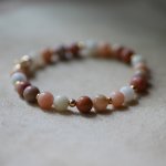 Armband met roze en witte Aventurijn natuursteen kralen en gouden parels