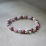 Howliet en Rhodoniet natuursteen en gouden kralenarmband