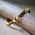 Natuurstenen armband met gele jade en mokaïte kralen en een ring van minikralen