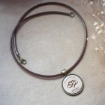 Leren halsketting met gegraveerde hout cabochon hanger gezet in antiek messing om te personaliseren