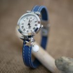 Blauw lederen horloge met witte stiksels
