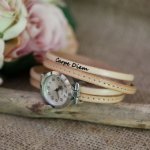 Horloge met dubbele lederen band met natuurlijke stiksels en een tweede kleur naar keuze om te personaliseren 
